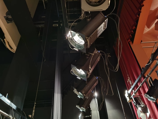 良い価格 300W LED CRI95 ステージ照明 RGBALC 6 イン 1 オートズーム フレスネルスポットライト カラー管理システム オンライン