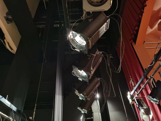 300W LED CRI95 ステージ照明 RGBALC 6 イン 1 オートズーム フレスネルスポットライト カラー管理システム